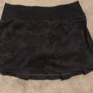 Lululemon Size 6 Tall Black Camo Skirt